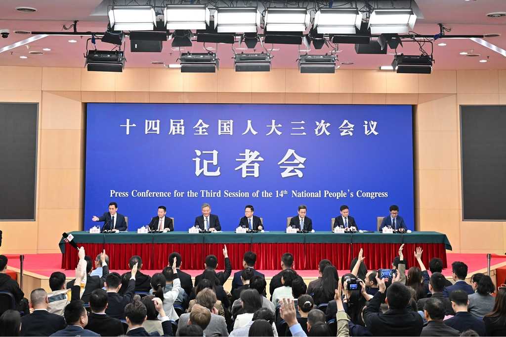 以实招硬招推动经济持续回升向好——五部门主要负责人回应中国经济热点问题
