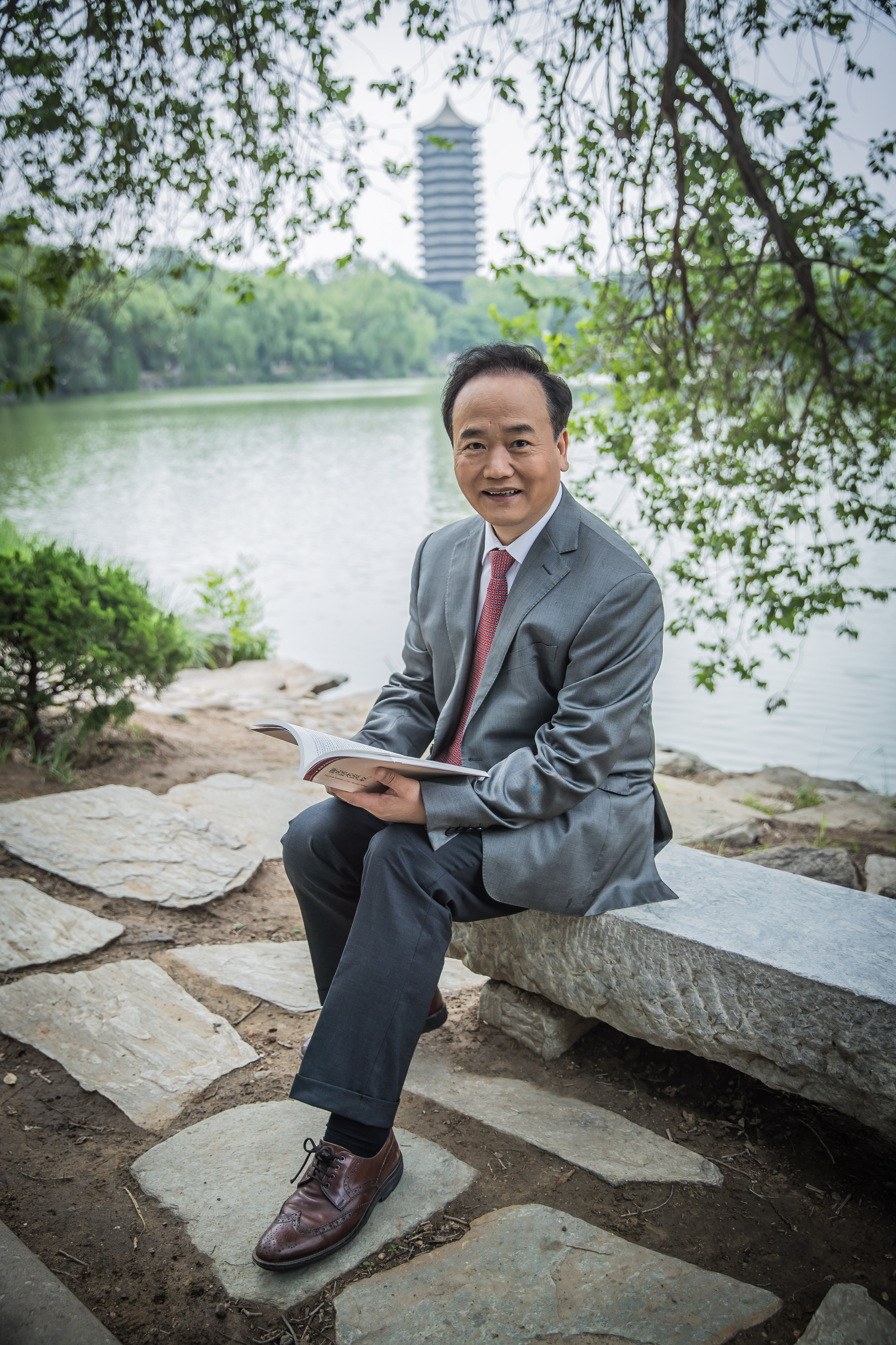 深圳市湾区数字经济与科技研究院理事长、北京大学经济学院教授曹和平授中宣部邀请参加2025年5月“中国好书”专家论证会