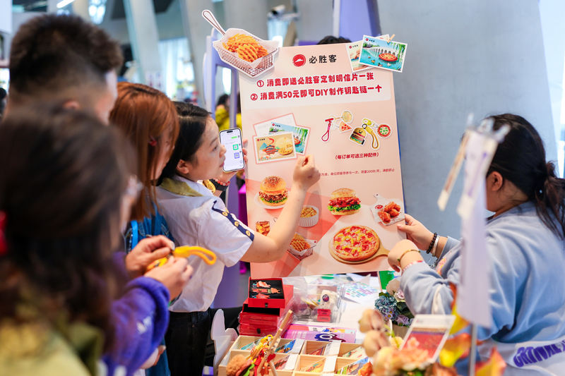 必胜客亮相图书市集，餐饮品牌为何越来越热衷“文化味”？
