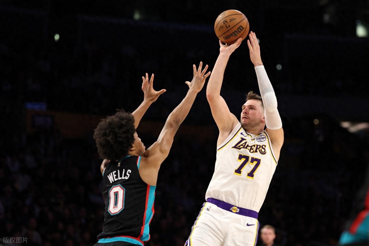 末节逆转！东詹合砍62分 拉拉维亚成奇兵26分 湖人3人20+险胜灰熊