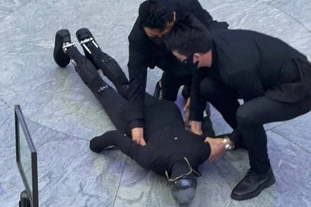 机器人跌倒：小鹏机器人的尴尬首秀与人形机器的蹒跚未来