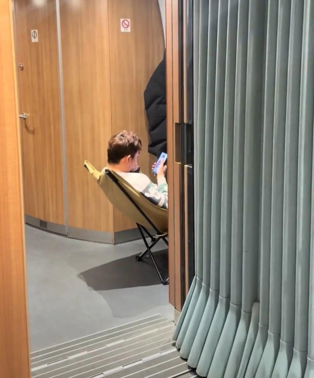 男子自带折叠椅坐高铁引热议，网友直言羡慕&ldquo;比二等座还舒服&rdquo;