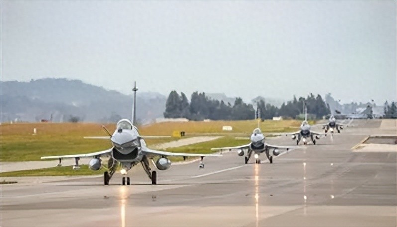 解放军报最新披露：不明空情出现，对我空防安全造成威胁，特级飞行员武辉驾战机在万米高空极限跃升，成功击落超限空飘物