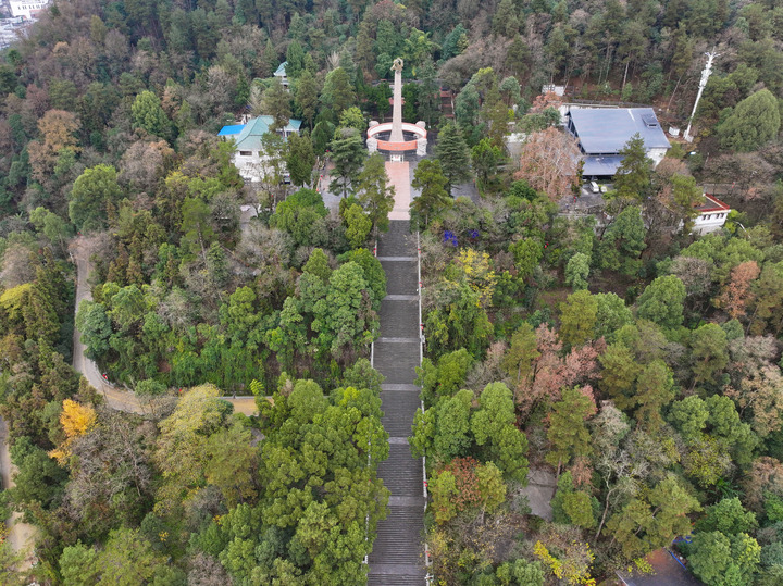 英魂永耀山河间