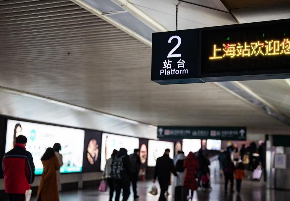 太荒唐！14人被骗去上海地铁站&ldquo;上班&rdquo;数月，每天敬礼打卡帮忙搬行李，一分钱工资没拿到还倒贴！起因是酒局上的一句吹牛&hellip;&hellip;