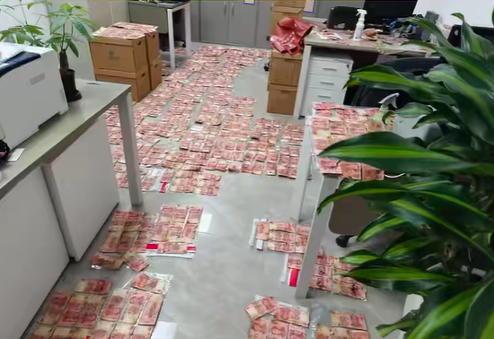 男子忘关窗户，出差半个多月回家发现，阳台上的10万元钞票经过大雨浸泡叠加暴晒，粘连在一起无法分开&hellip;&hellip;最终兑换出8.2万元