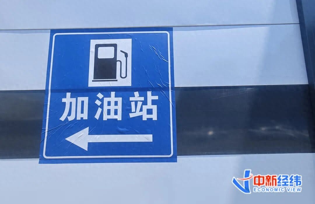 今晚24时，油价将大幅调整！预计92号汽油涨0.55元/升，95号汽油涨0.57元/升；加满一箱油要多花28.5元，建议车主错峰加油