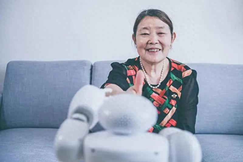 中国给AI下禁令！AI&ldquo;假亲情&rdquo;被禁，最先吃红利的竟是养老机器人