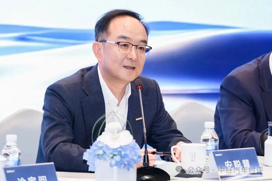 李书福辞任吉利汽车董事会主席