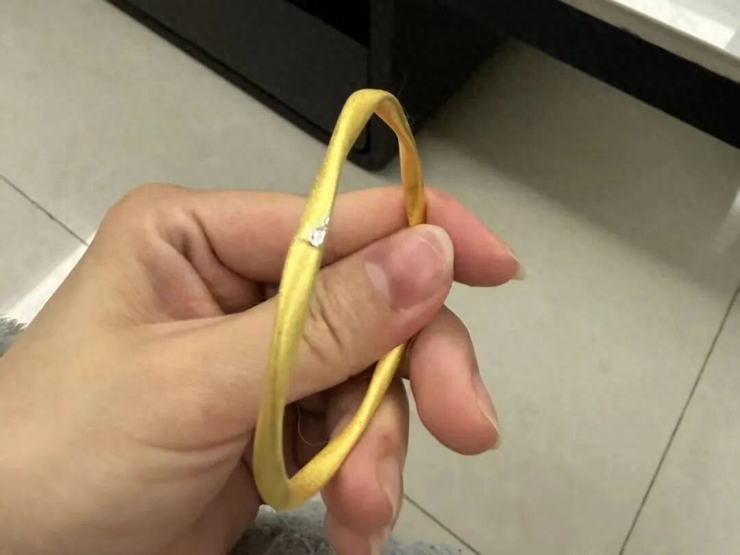宁波一女子感觉20克的金手镯变轻，拿到金店一验变成了&ldquo;金包银&rdquo;，马上报警！