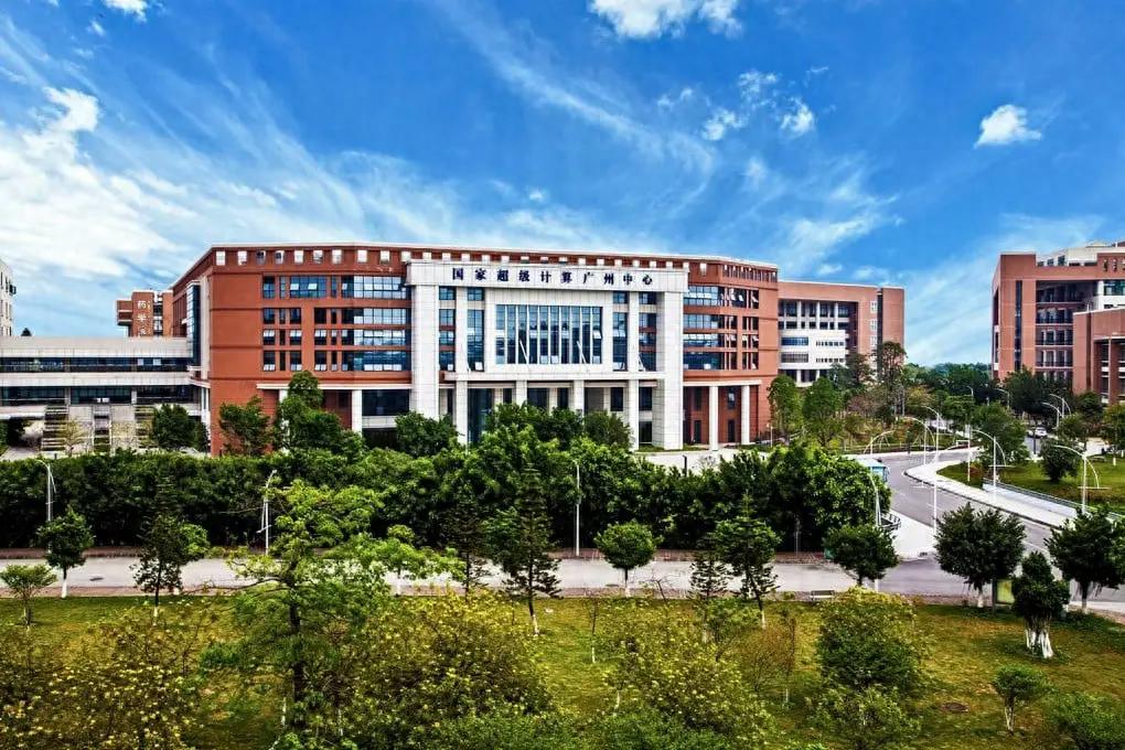 亲手培养的AI天才全跑了！梁文锋杨植麟出走，广东痛失千亿帝国！