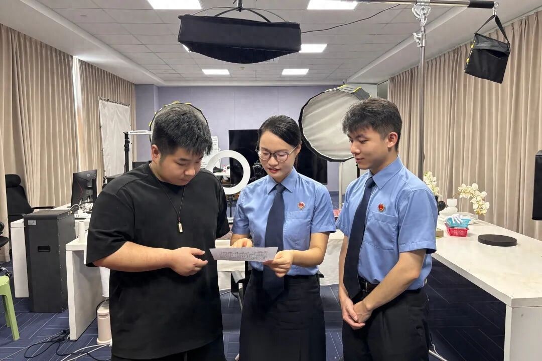 离职员工对公司心存不满，进入直播间后台，将2条金条从104100元改价为8元买走；因诈骗罪被判刑并处罚金3万元