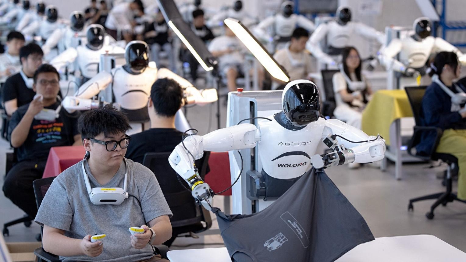 华尔街发文"打假"中国机器人: 台前动作流畅, 幕后全是打工人遥控?
