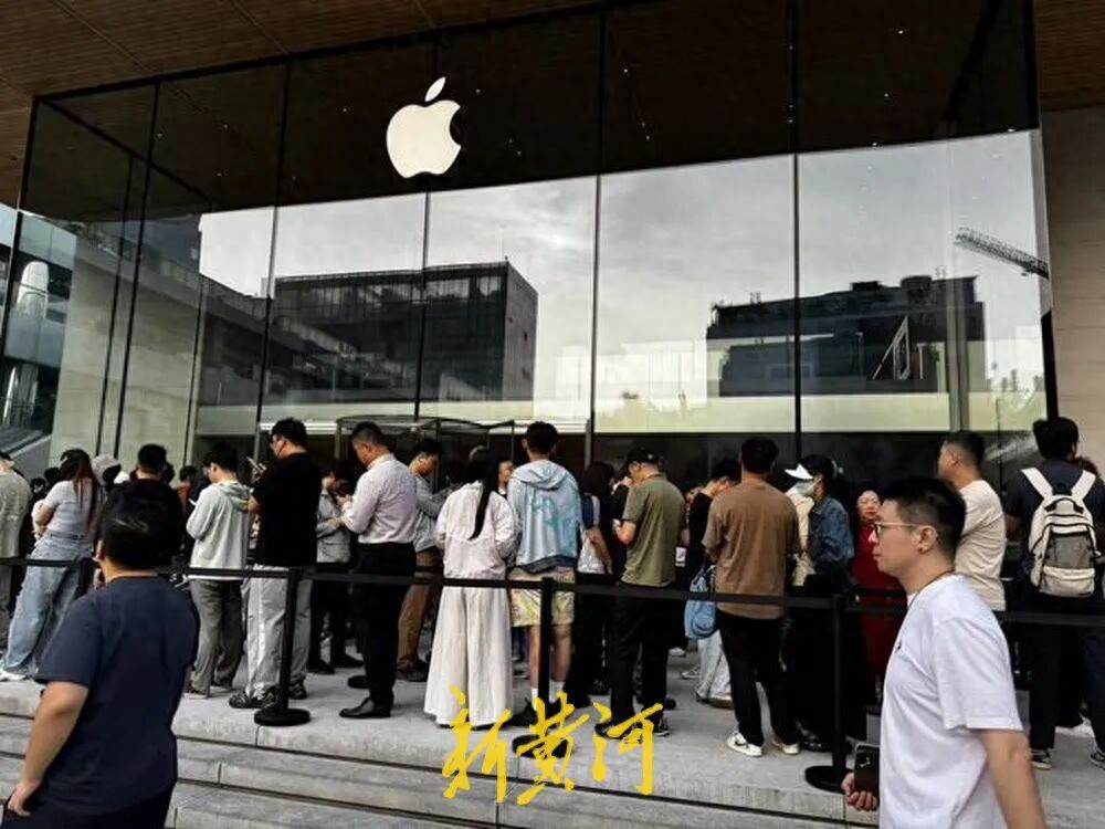 直击苹果三里屯首发：首位顾客昨晚到店，酒红色Max回收加五六百元，Pro机型问询相对较少