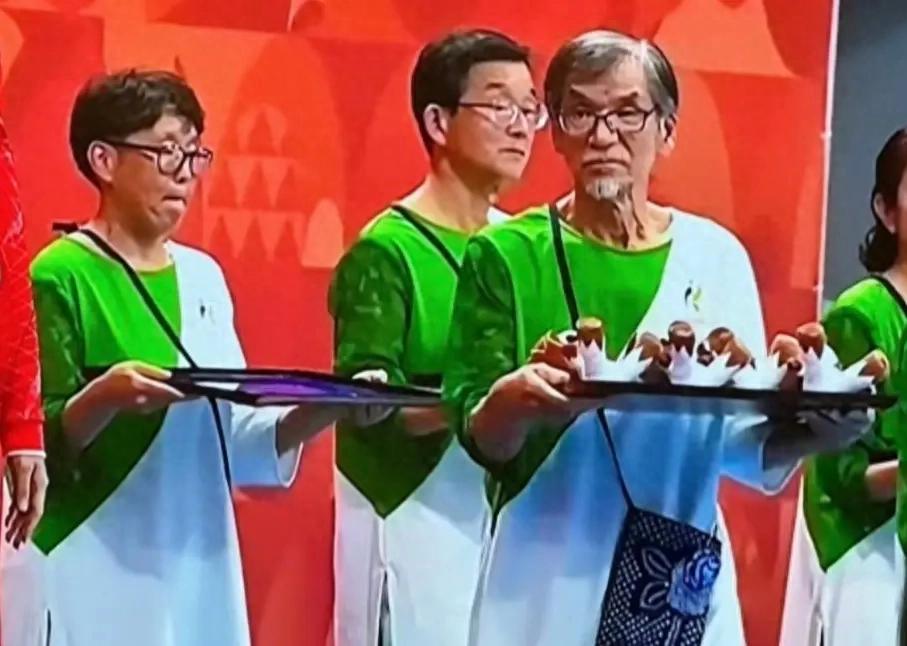 亚运会颁奖礼仪人员好多银发大爷大妈，刻意安排？