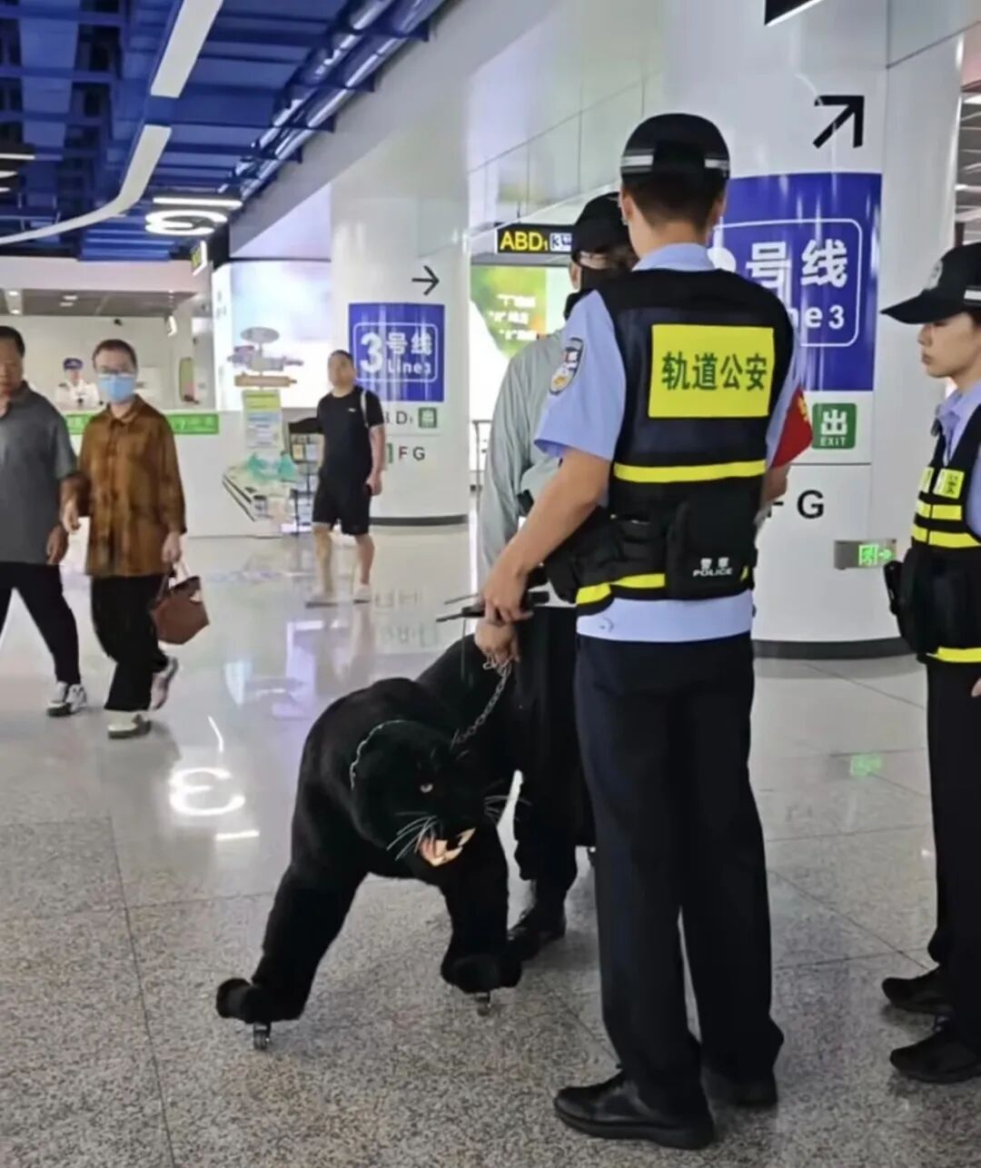 地铁站里有人&ldquo;牵黑豹&rdquo;？走近一看，四只脚全是轮子&hellip;&hellip;这居然是行李箱！济南地铁提示