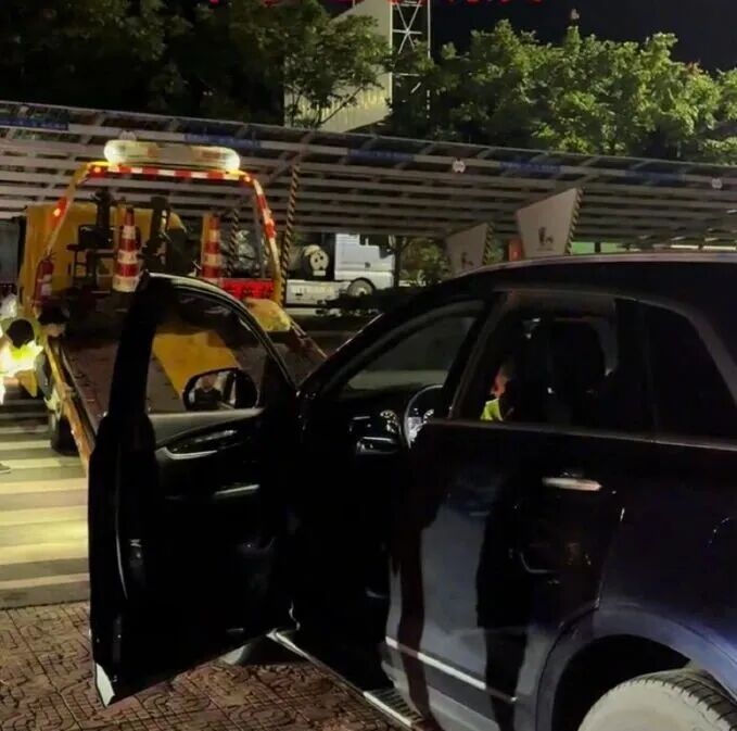 离加油站仅20米汽油耗尽，车主请加油员手动灌油被拒，服务区致歉