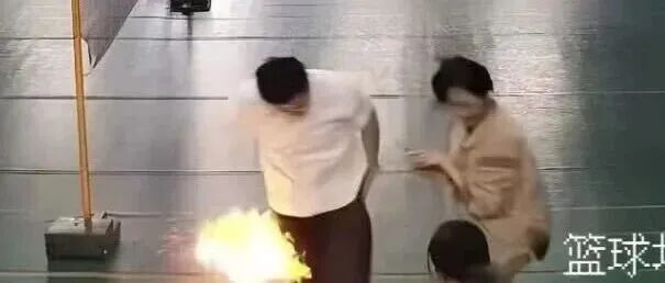 男子打羽毛球时不慎摔倒，兜里的手机突然爆燃，致其二级重度烧伤&hellip;&hellip;