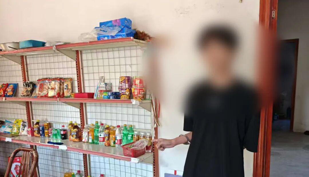 男子买东西每次扫码只支付几毛钱，90岁店主听到收款语音以为钱已到账；男子一个月内作案26起，已被警方抓获