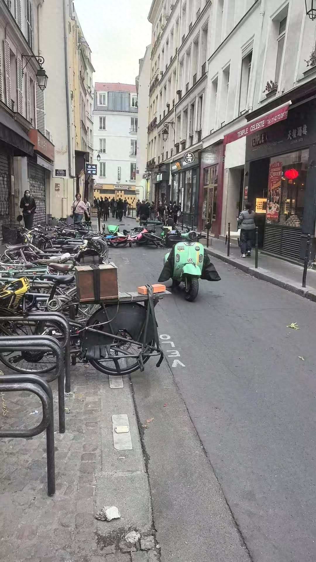 法国多城爆发示威游行，约1800人被捕，在巴黎开店华人：有老客户被烟雾弹熏得眼泪直流，躲进店里暂避