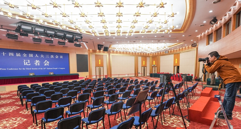 透过两会热词，世界感知中国信心与力量