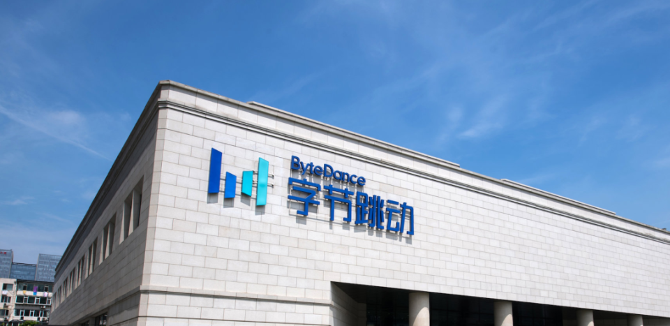 天才在左，字节在右