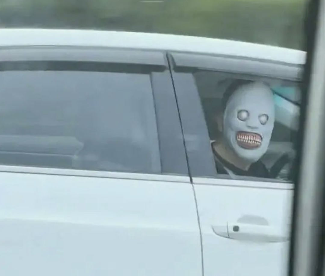 &ldquo;男子高速戴恐怖面具&rdquo;，警方通报