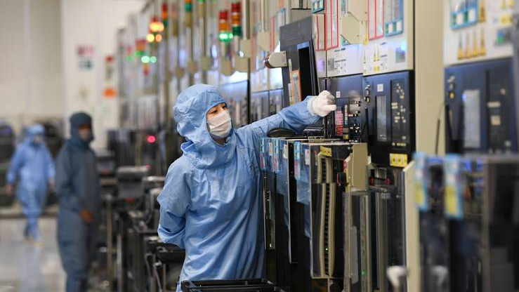 推动电子信息制造业数字化转型