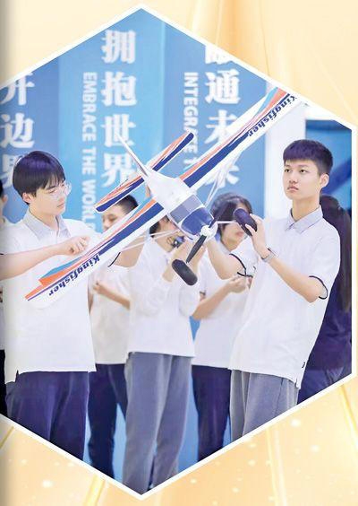 人民日报点赞深圳明德实验学校：校园实验室牵手前沿科技