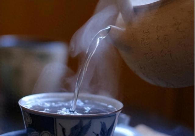 白开水放多长时间就不能喝了？专家：超过这个时间，别再喝了