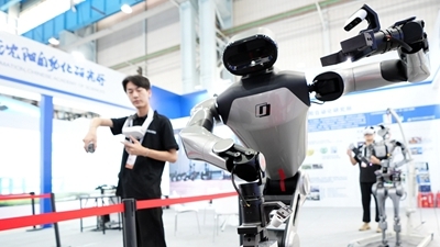 从&ldquo;秀场&rdquo;到&ldquo;工厂&rdquo;，机器人工业应用加速