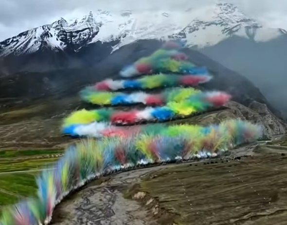 热搜第一！始祖鸟在喜马拉雅山放烟花，网友&ldquo;炸锅&rdquo;！多方回应&rarr;