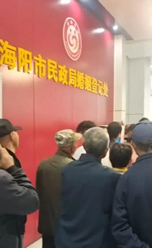 老人扎堆领结婚证，当地民政局回应