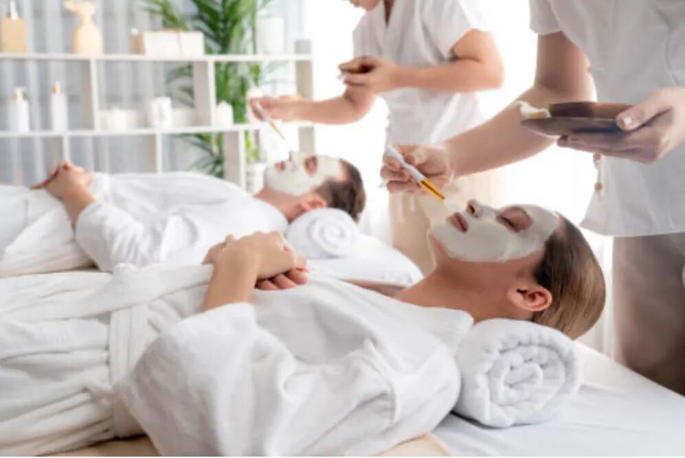 两省女首富间的战争：争夺李佳琦，钟睒睒也来助阵