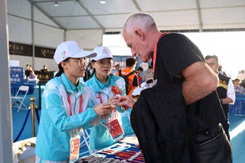 珠海青年志愿者护航十五运自行车赛