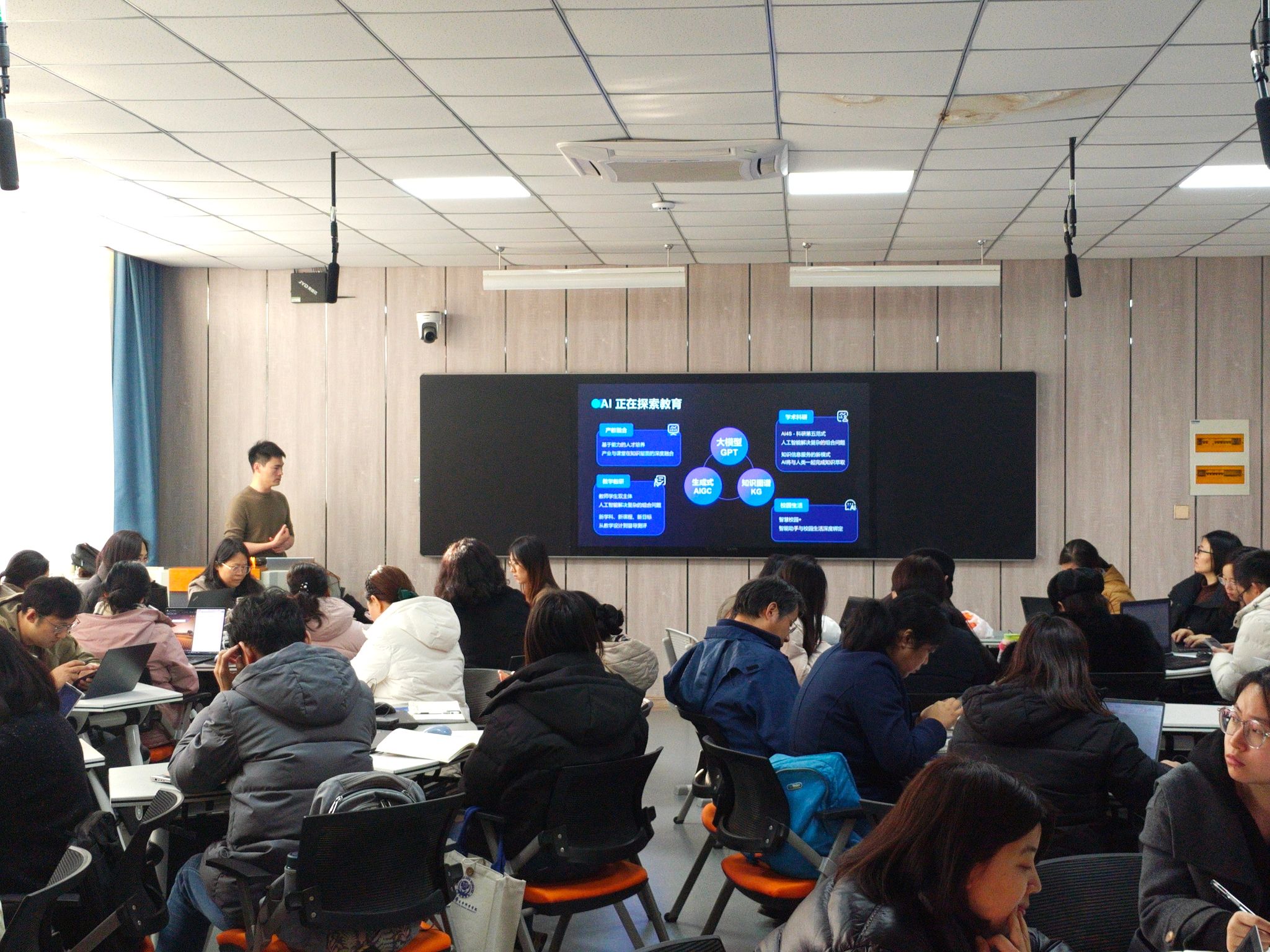 打着&ldquo;AI培训&rdquo;旗号设圈套、卖高价 警惕&ldquo;坑老&rdquo;新骗局