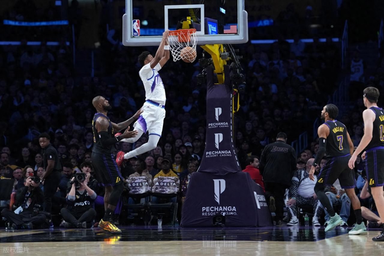 历史第一人！詹皇复出战11分12助攻创纪录 东契奇37+10 湖人擒爵士