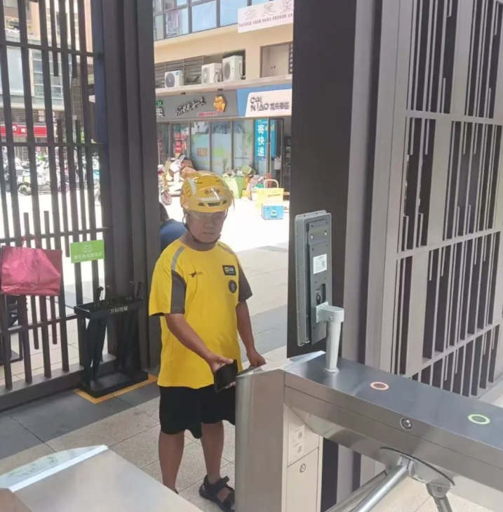 外卖配送&ldquo;最后100米&rdquo;频遇阻，是否该为骑手办门禁卡？