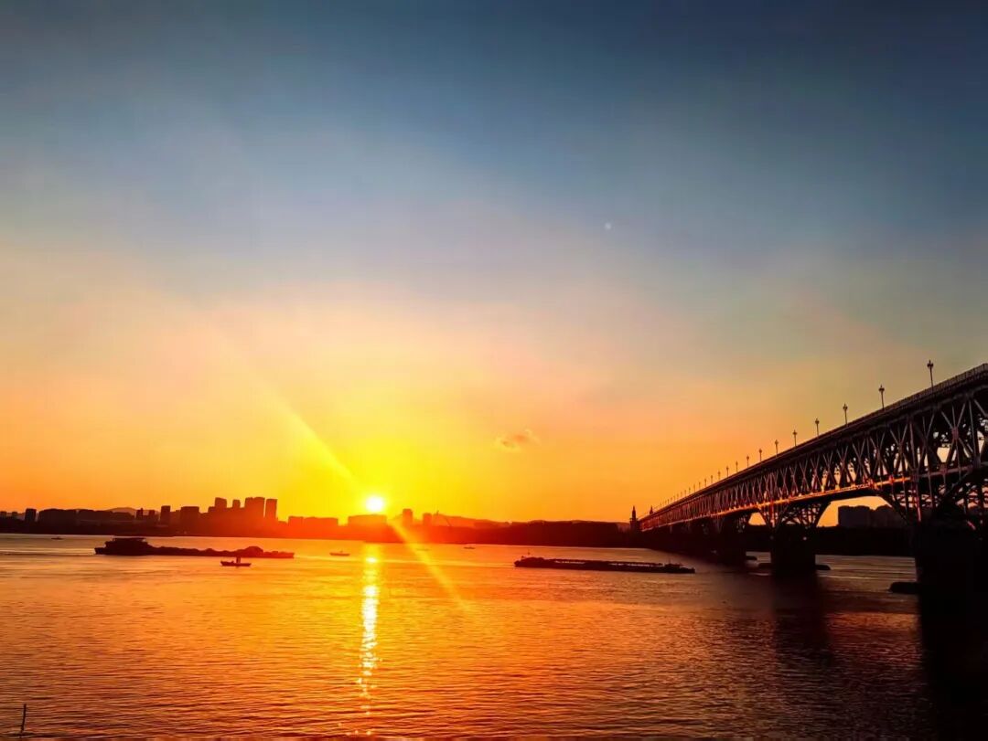 越来越多的人通勤不背包了