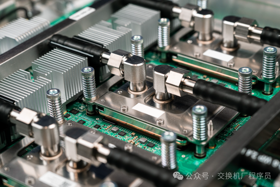 谷歌祭出TPU芯片 + OCS交换机大杀招，英伟达背后一身冷汗，AI节奏太快，交换机快搞不过来了