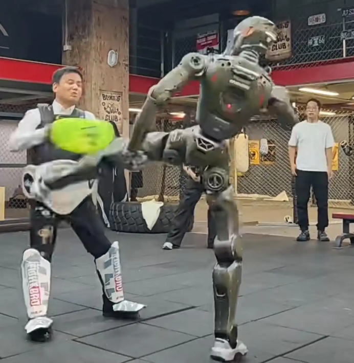 机器人安全&ldquo;千疮百孔&rdquo;？黑客一小时攻破，失控可能挥拳伤人