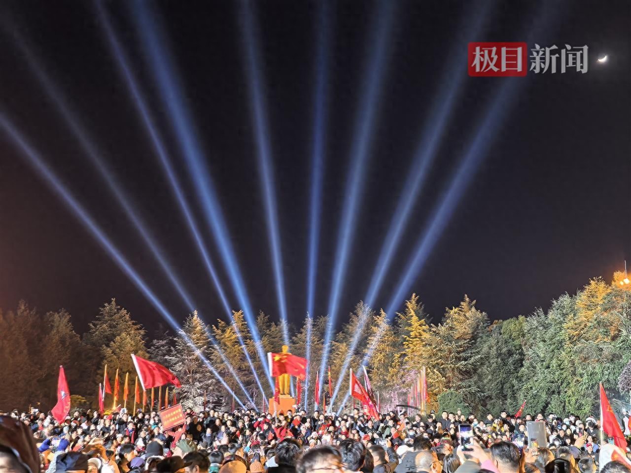 毛主席诞辰132周年之际，全国各地群众自发到韶山缅怀，有老人连续坚持了20年