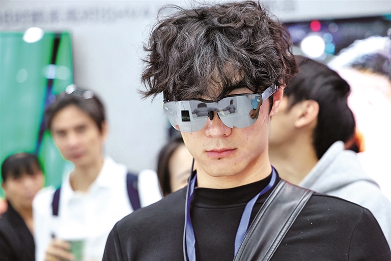 曾经的科技潮玩 如今的贴身伙伴&mdash;&mdash;智能穿戴设备正与年轻人的生活更深绑定
