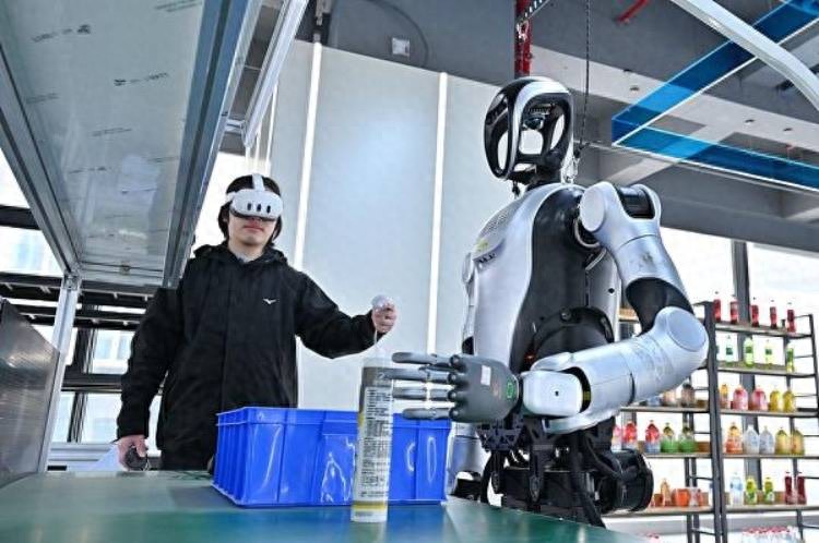 2025年国内发布人形机器人产品超330款、整机企业数量超140家，产业仍处起步阶段