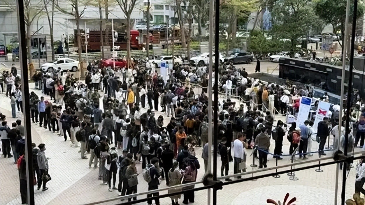 疯了！深圳腾讯楼下排起长队，男女老少疯抢，只为一只小"龙虾"？