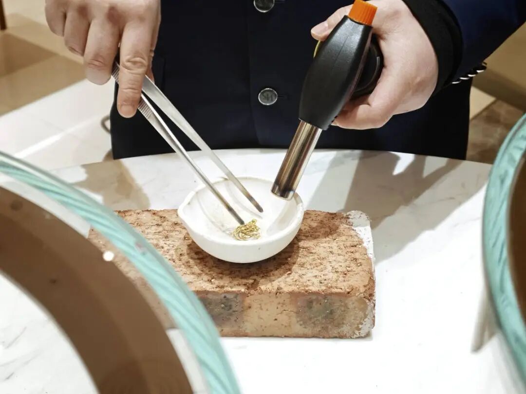 金价大涨，85岁奶奶兑换首饰金，3秒钟到账4000余元！