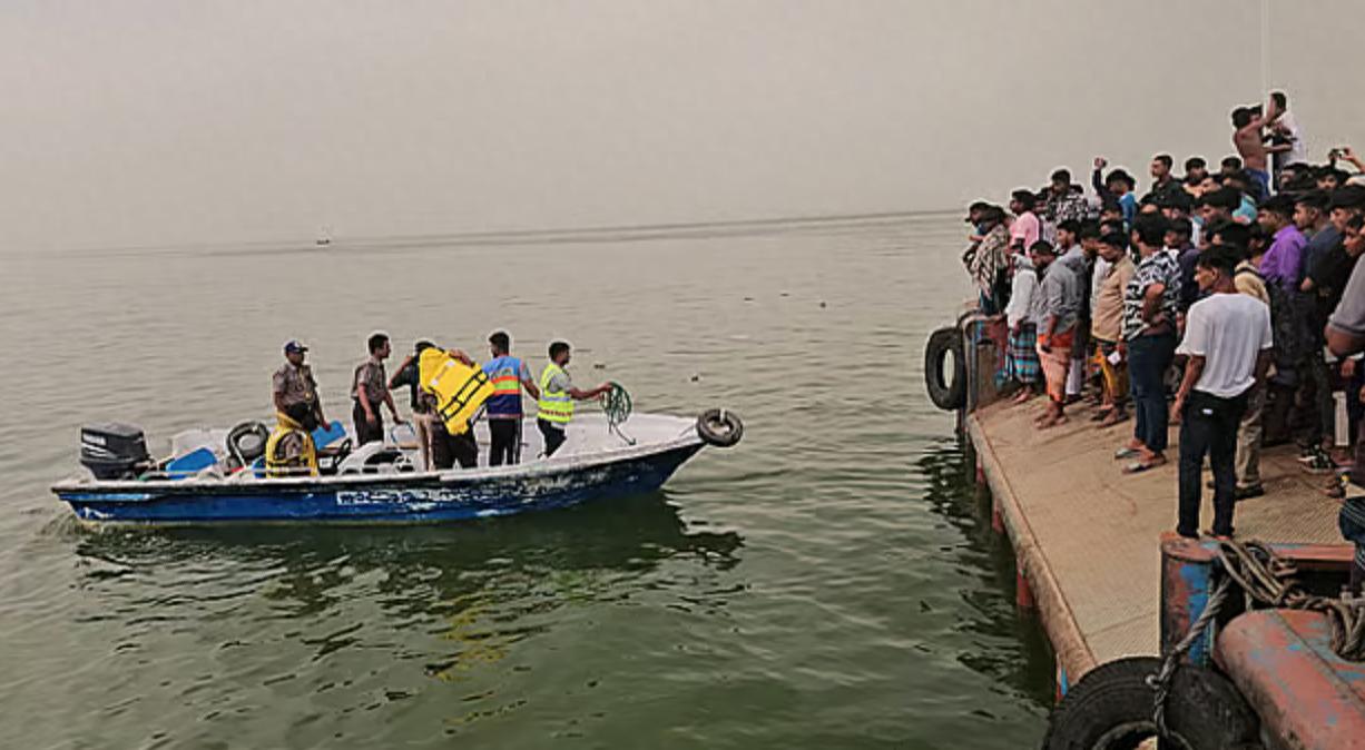 孟加拉国一大巴坠河已致25死