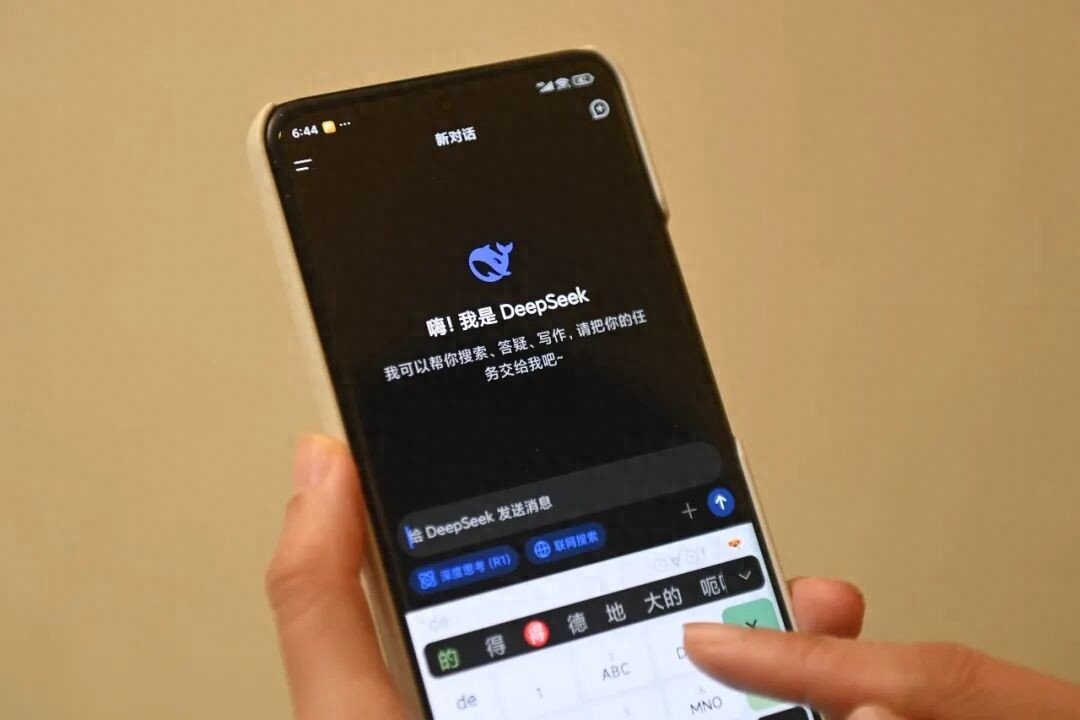 梁文锋，这一次要掀桌