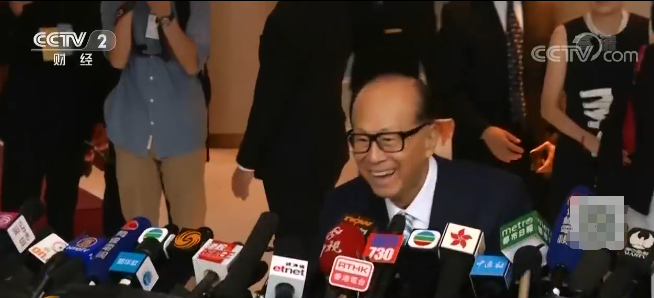 约455亿港元，李嘉诚又套现了