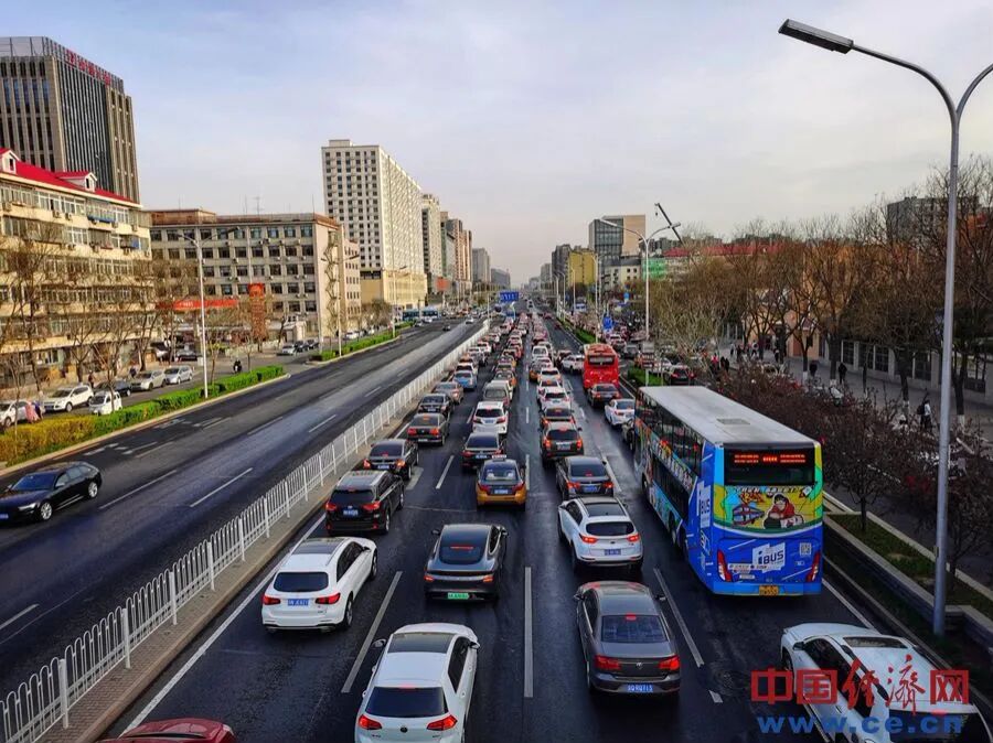 20寸行李箱无法免费登机了？丨今日财讯